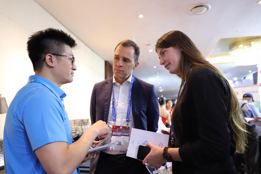 Chuy&ecirc;n gia của CMC Telecom tư vấn cho kh&aacute;ch h&agrave;ng quốc tế tại Vietnam Security Summit 2024.